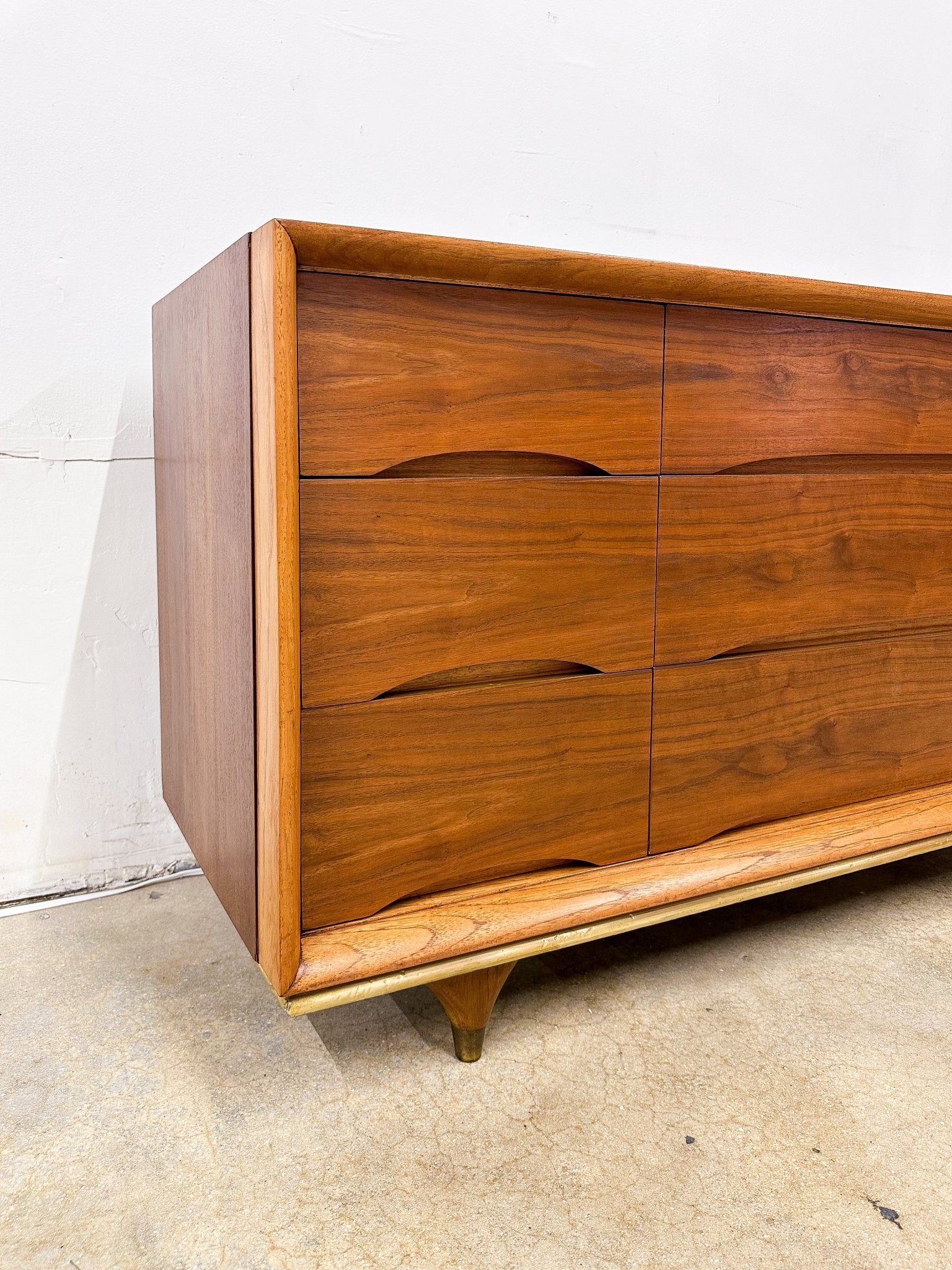 Elegante Walnut Lowboy Dresser, Kent Coffey - Rehaus