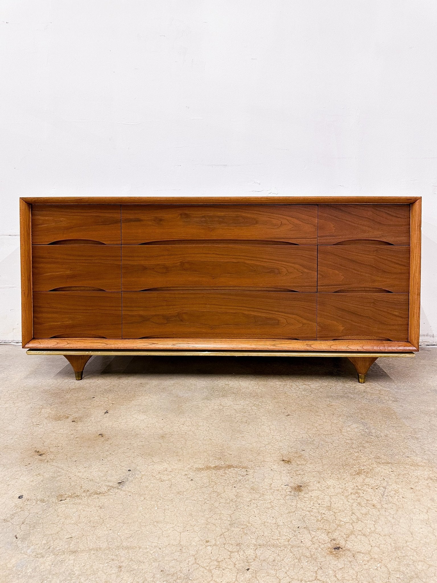 Elegante Walnut Lowboy Dresser, Kent Coffey - Rehaus