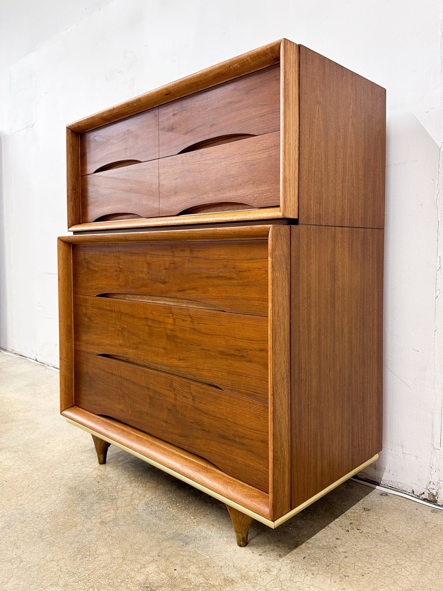 Elegante Walnut Tallboy Dresser, Kent Coffey - Rehaus