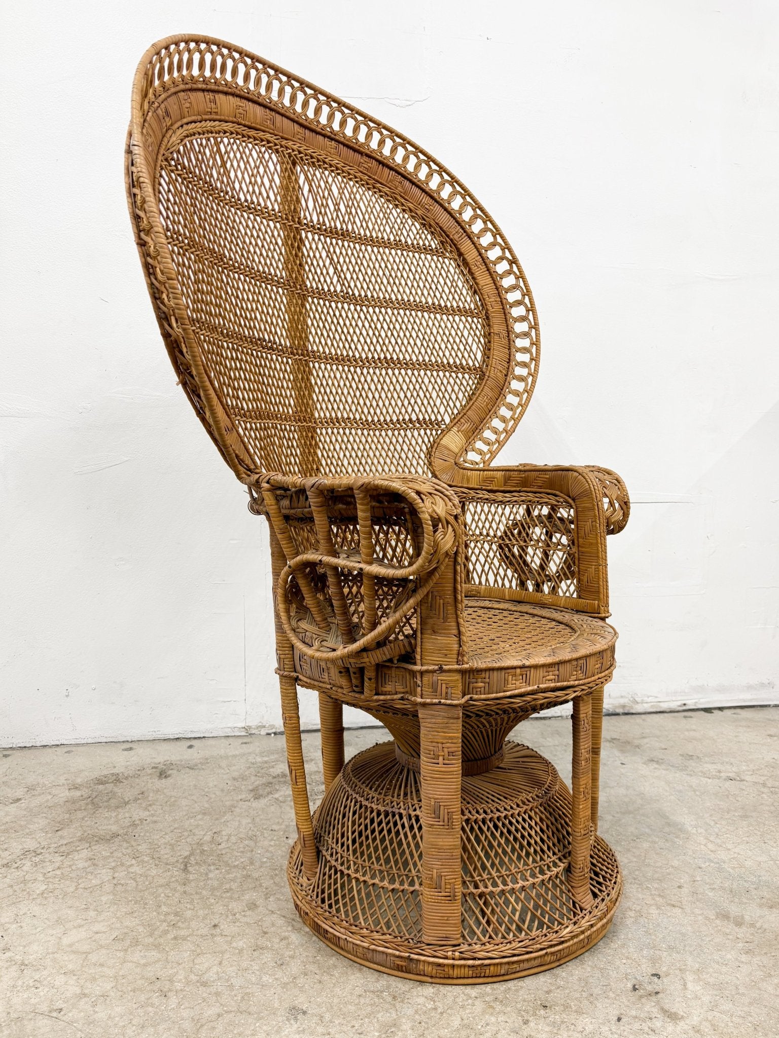 Emmanuelle Peacock Chair - Rehaus